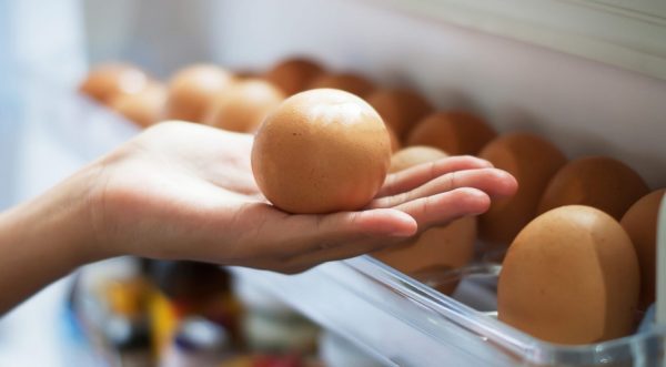 Оптимальный вариант – промывать яйца за 10 минут перед использованием в пищу
