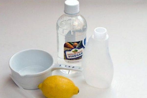 В состав домашних чистящих растворов часто входят лимон и вода