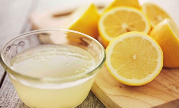 Вывести желтые разводы можно с помощью спирта и лимонной кислоты