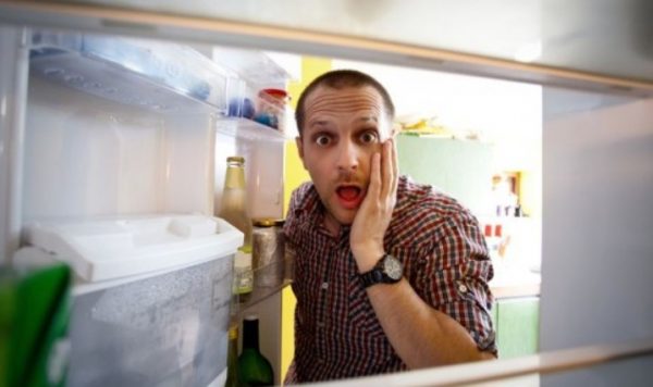 После чистки морозильной камеры с использованием того или иного моющего средства, холодильник необходимо просушить, оставив распахнутыми все дверцы