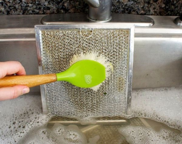 Как отмыть вытяжку от жира в домашних условиях: эффективные методы и средства