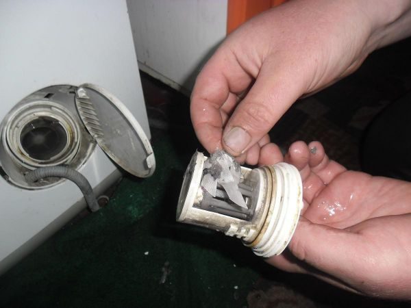 Почему в лотке стиральной машины остается моющее средство после окончания стирки: решаем проблему