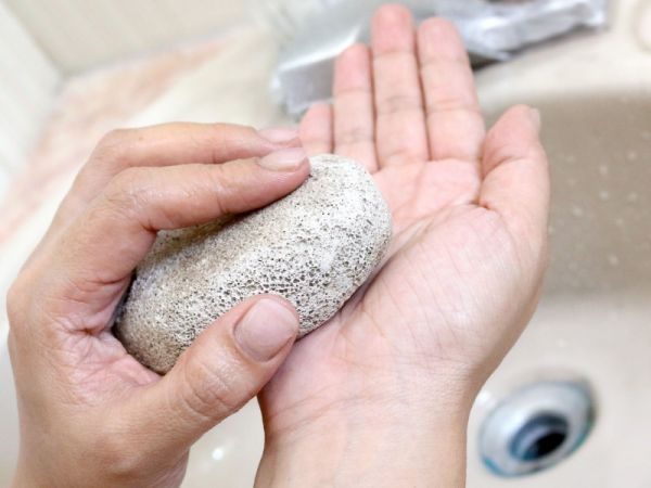 Как удалить суперклей с кожи рук: механическое отскабливание