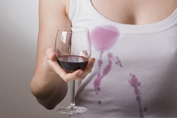 Как отстирать красное вино с белой одежды: 3 эффективных метода